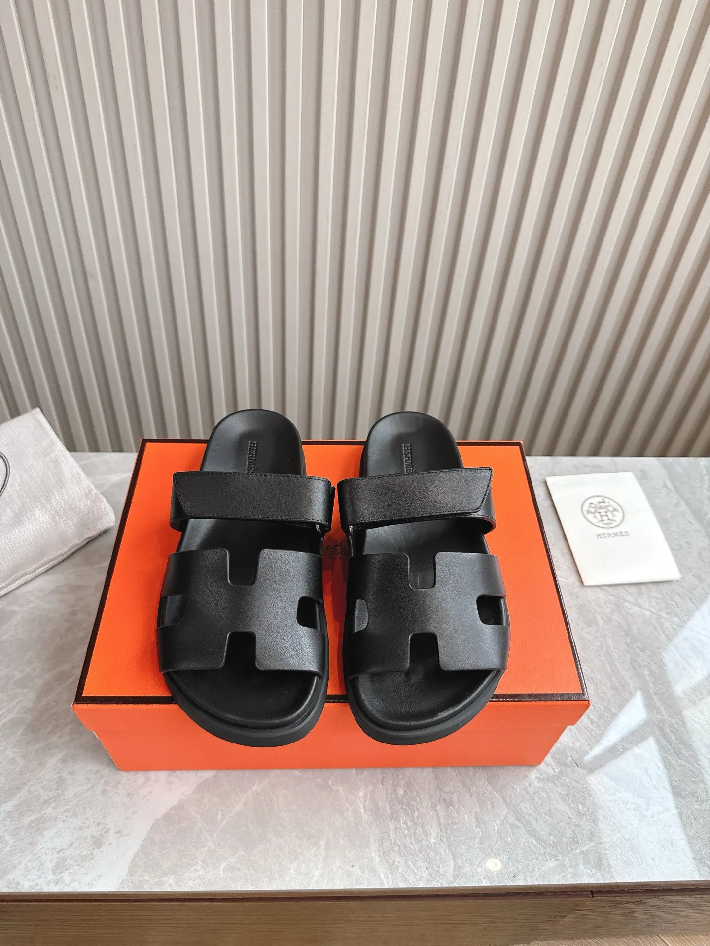 p480🐮🐮Couple model (top version) H family 2024 spring and summer new style HERMES Hermes' recently popular couple model pig nose angle sandals and slippers, paired with various colorful socks, popular. Upper: imported original deerskin (the genuine leather edging is not ordinary super migration). Lining: imported genuine leather. Outsole: Tpu non-slip and wear-resistant outsole. Size: Female 35-42 (40/42 non-returnable and non-exchangeable) Male size: 39-45 (45 non-refundable and non-exchangeable)